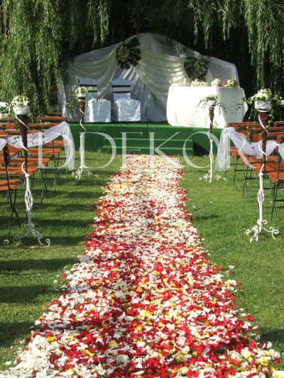 Zeremonie im Freien, Blütenblätter-Teppich
