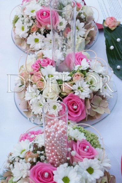 Zeremonie im Freien: Glasvase mit Gravierung, zum Perlenstreuen mit rosafarbenen Blumen